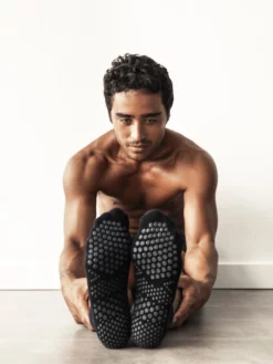 YOGAMA02 Base 33 Low Rise Grip Socks - Black Clothing