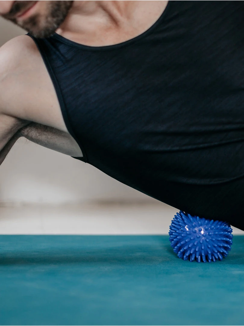 MATTER02 Pilates Equipment Yogamatters Spiky Massage Ball Blue Large (9cm) 4 MATTER02 Pilates Equipment Yogamatters Spiky Massage Ball Blue Large (9cm)